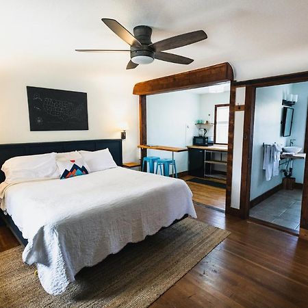 Left Coast Lodge - Pet Friendly Sisters Exterior photo